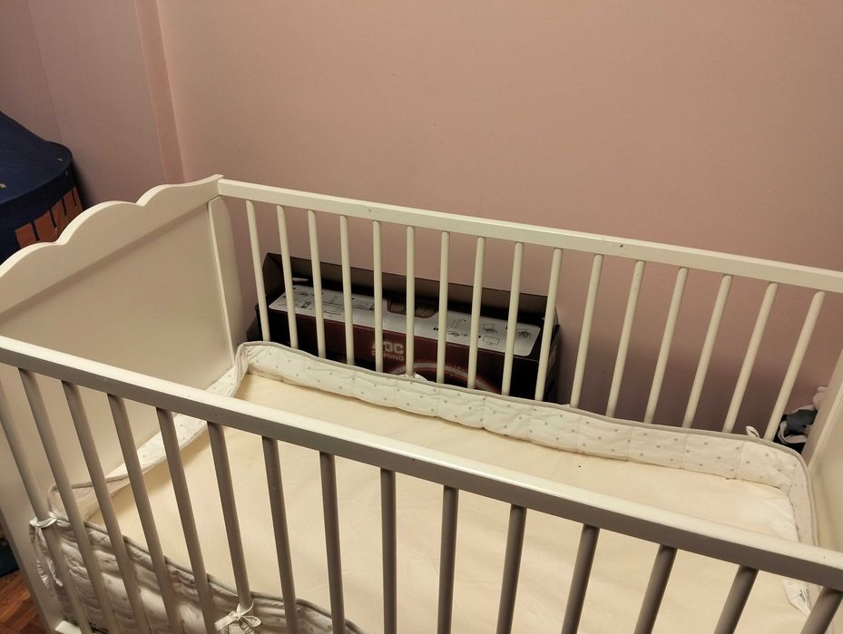 Berço com colchão e resguardo