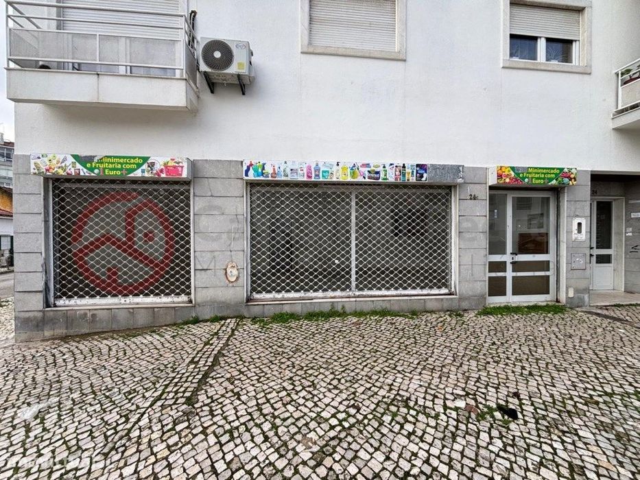 Loja em fase de aprovação para passagem a afetação de habitação, no...