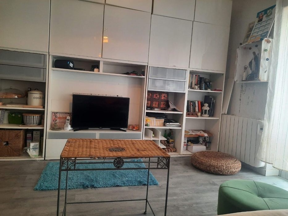 Doa-se apenas o armário branco prateleira