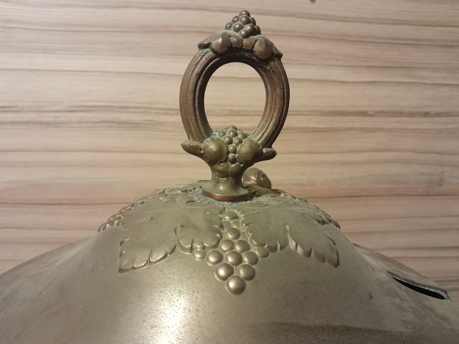 Wyjątkowy pojemnik na alkohol mosiężny  i zdobieniami winogron antyk