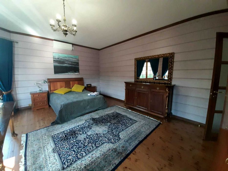 Дом 950кв. ,VIP уровня,на берегу озера, 7 спален.Бассейн с подогревом.