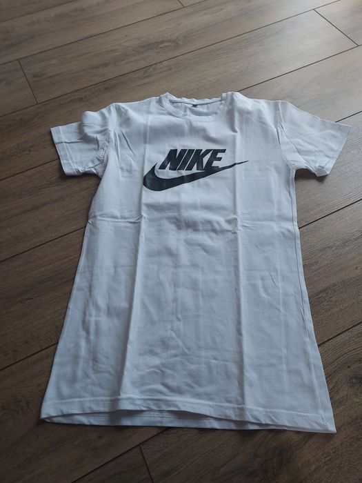 Biały podkoszulek, t-shert nike