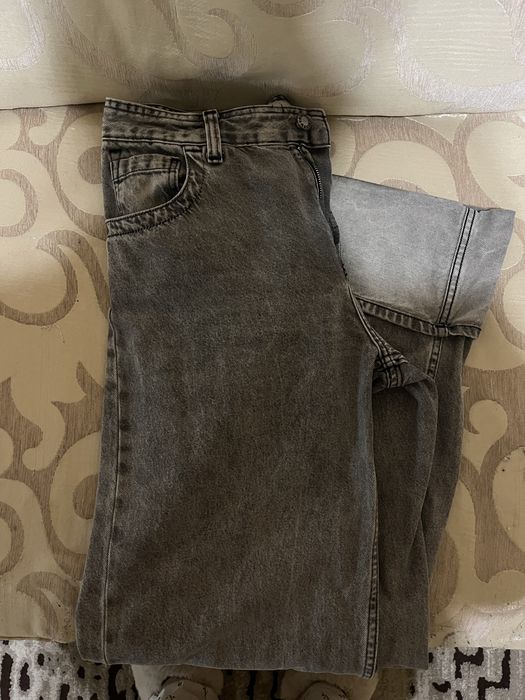 Сірі джинси bershka
