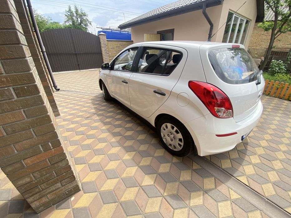 Економне, компактне але дуже зручне авто. Hyundai i-20