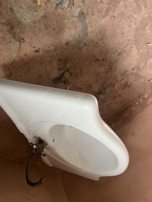 Zlew łazienkowy z kranem