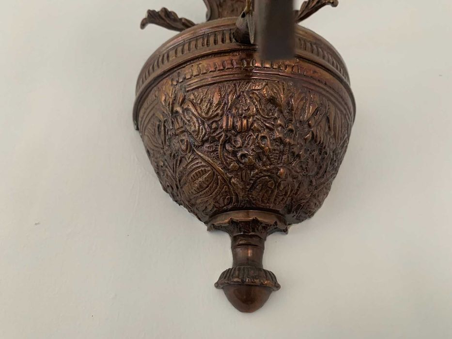 Par de Apliques de Parede Vintage em Bronze/Metal Trabalhado com Vidro Lapidado