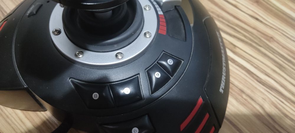 Joystick thrustmaster t flight stick x