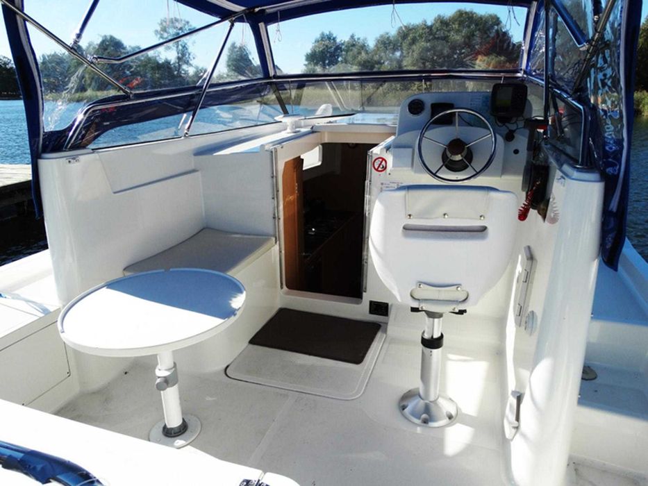 Jacht motorowy kabinowy Nautika 830