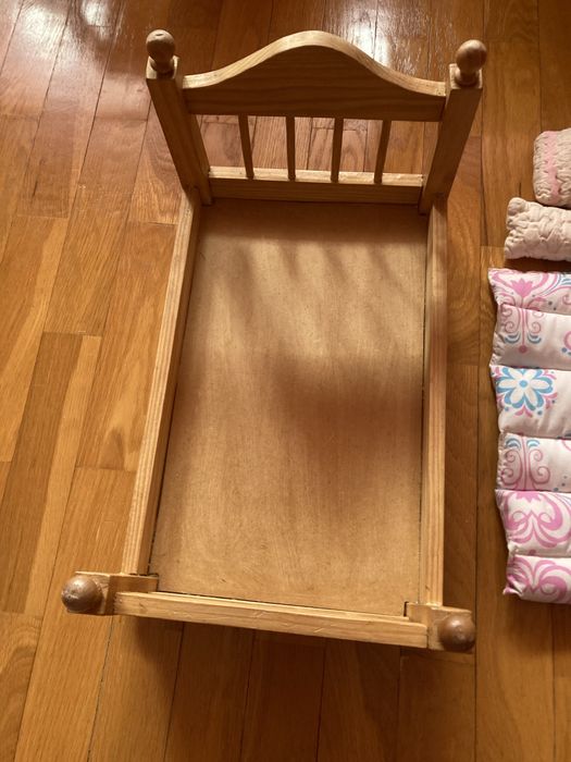 Cama de bonecas em madeira