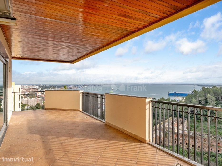 Penthouse T4 para arrendar com garagem e vista Rio em Setúbal