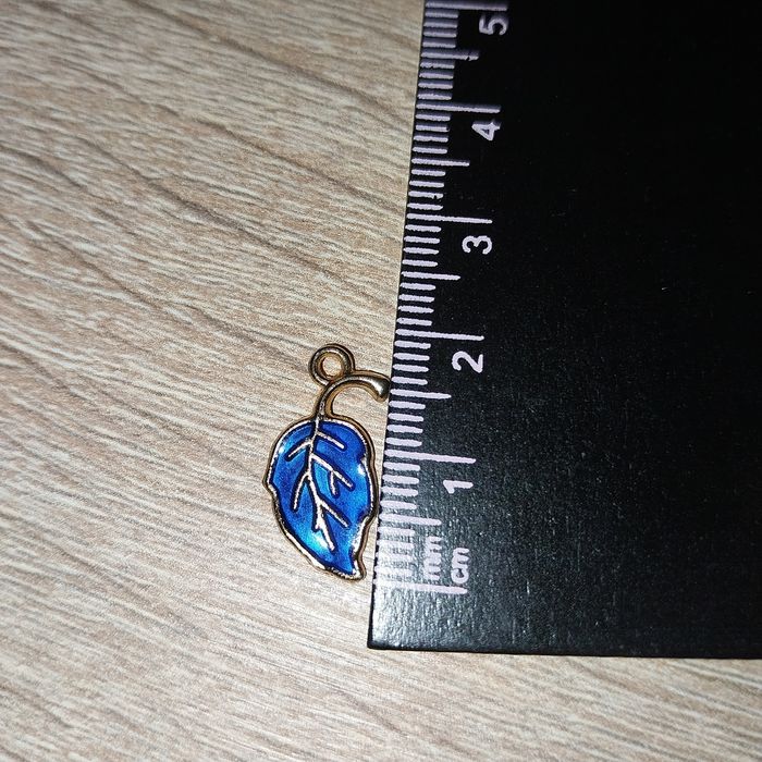 Zawieszka charms liść.