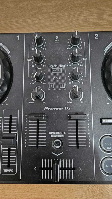 Mesa de DJ DDJ-200 Como Nova – Pouco Uso e Bem Estimada