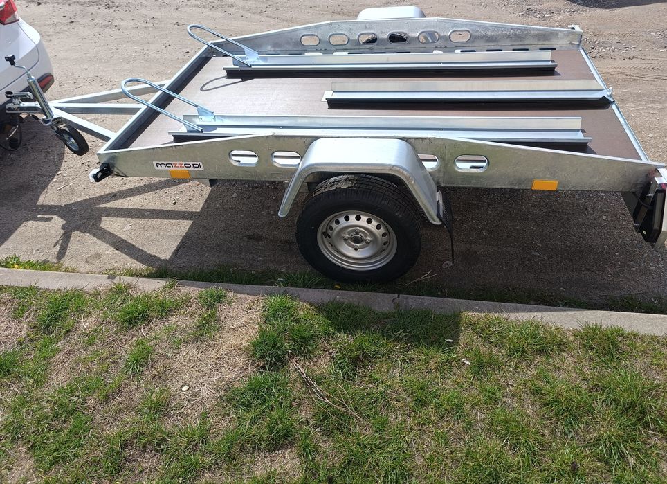 Przyczepa do przewozu motocykli firmy Rydwan