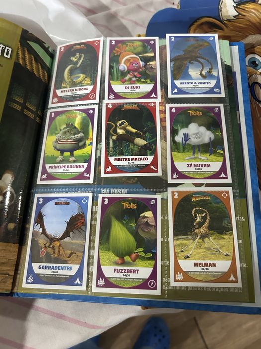 Caderneta joga com os seus herois