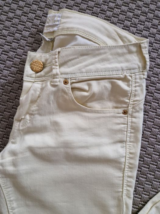 Calça ganga amarela da Bershka