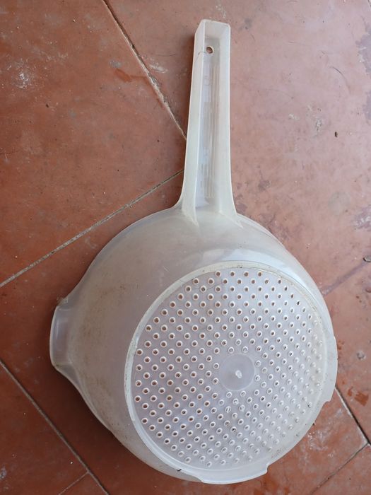 Escorredor médio em plástico branco