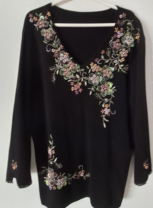 Camisola preta bordada com missangas