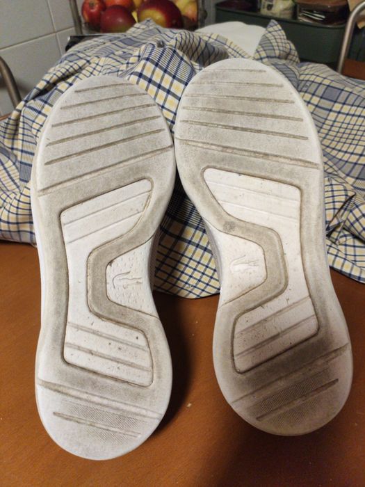 Ténis femininos,marca Lacoste. Cor bege e dourado