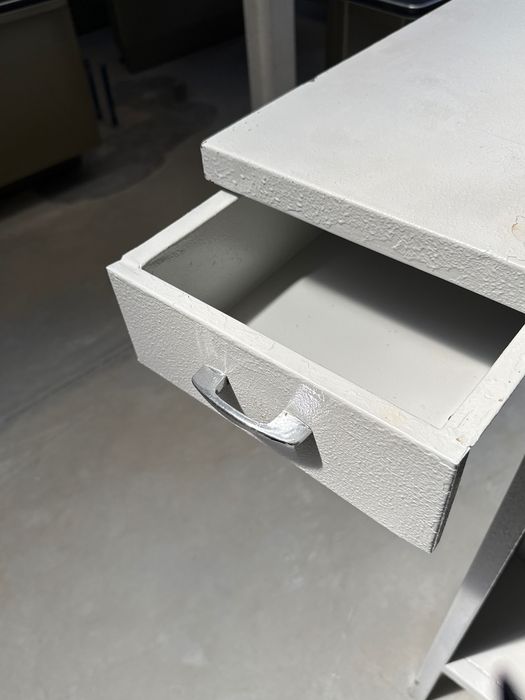 Mesas de corte em metal cinza claro para a indústria do calçado - 175€ cada