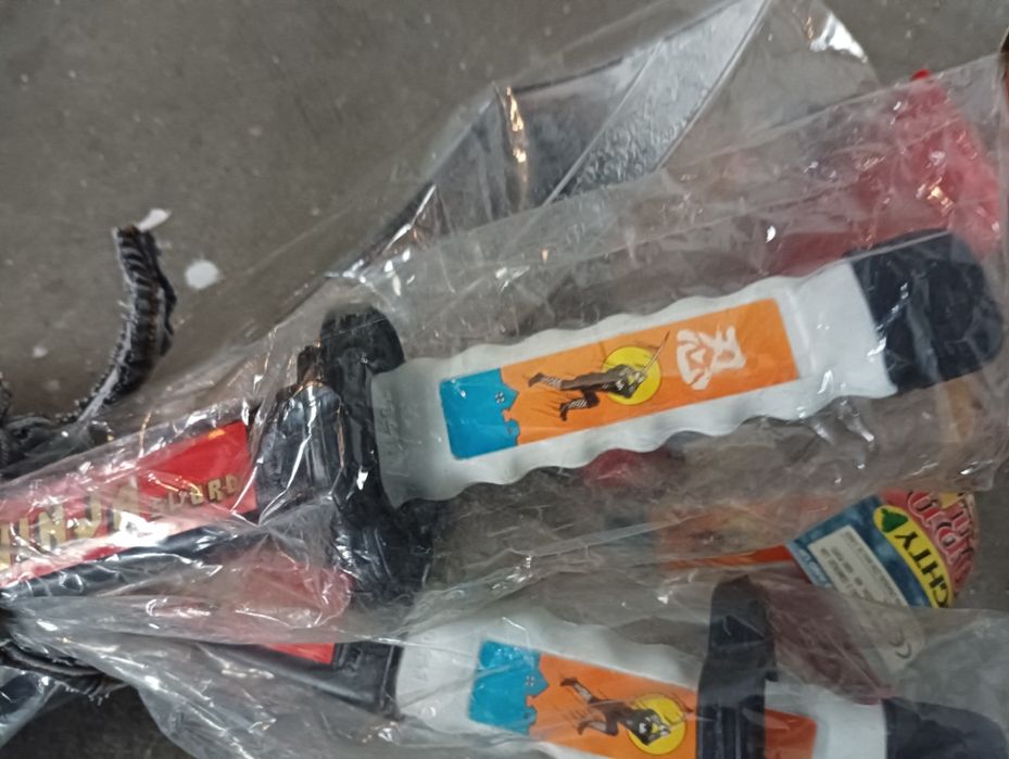 Espadas novas para brincar