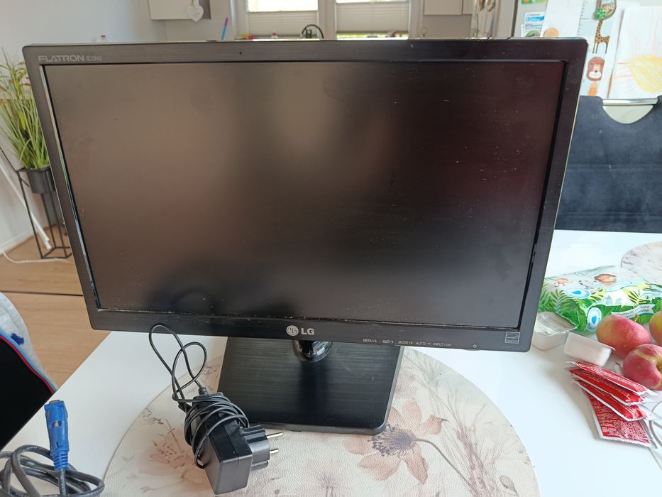 Monitor Lg do komputera stacjonarnego z kablami