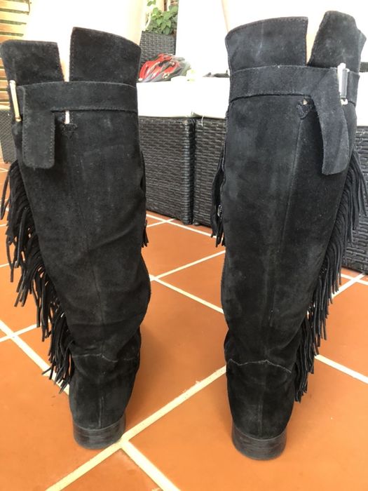 Botas pretas em pele