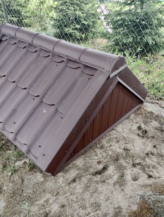 Elegancki solidny daszek, zadaszenie nad studnie