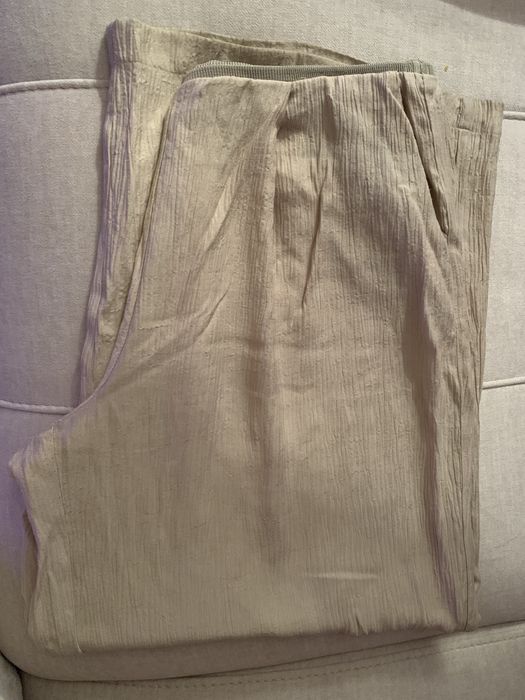 Calça Pantalona de verão tecido crepe. Cor bege.