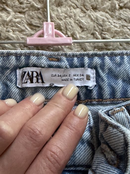 Блакитні джинси zara з розрізами на сідницях