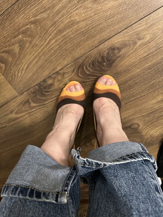 Босоніжки на підборах