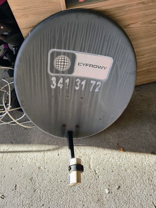 Talerz satelitarny, sprawny z kablem konwerterem i mocowaniem