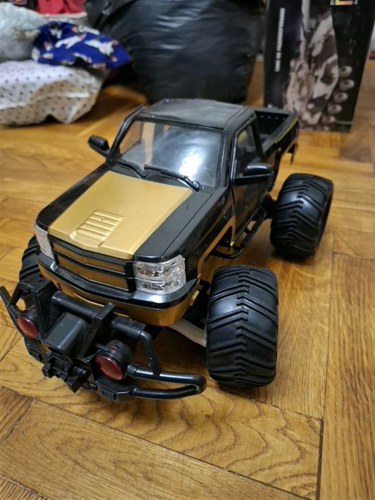 Машинка на пульте управления