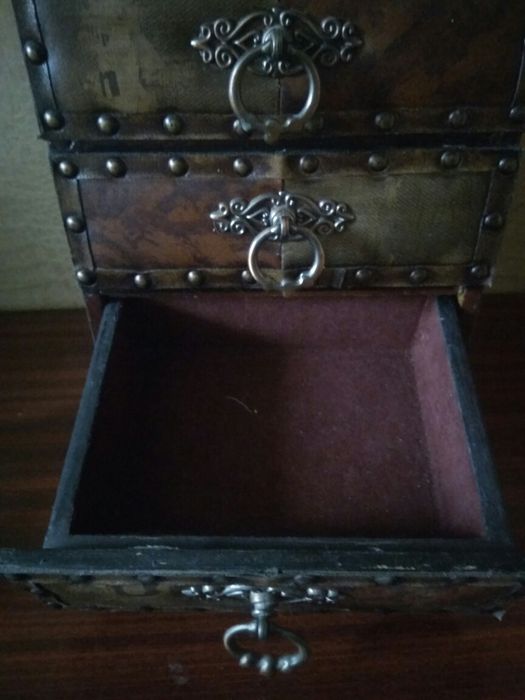 Комод, шкафчик, шкатулка для украшений, копилка и статуэтки.