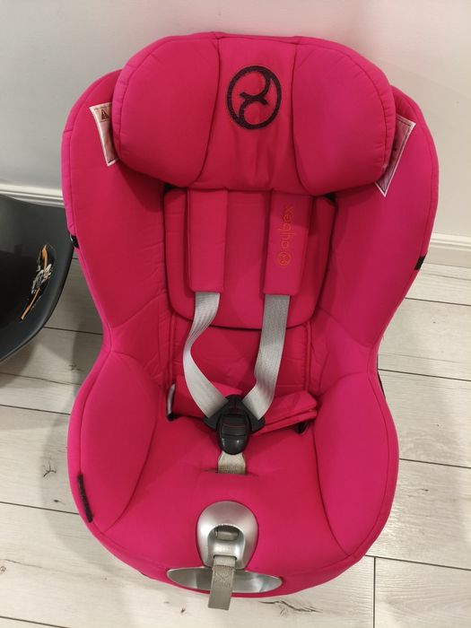 Fotelik samochodowy Cybex sirona z i-size wraz z bazą obrotową.