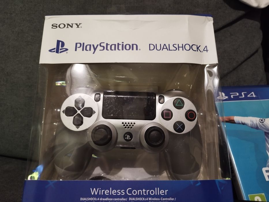 PS4 1TB - Como nova