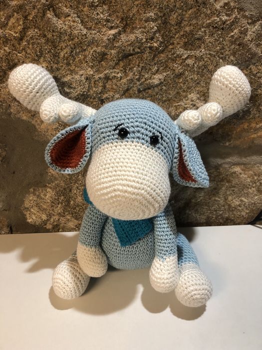 Alce de croché. Feito à mao. Mede cerca de 35cm