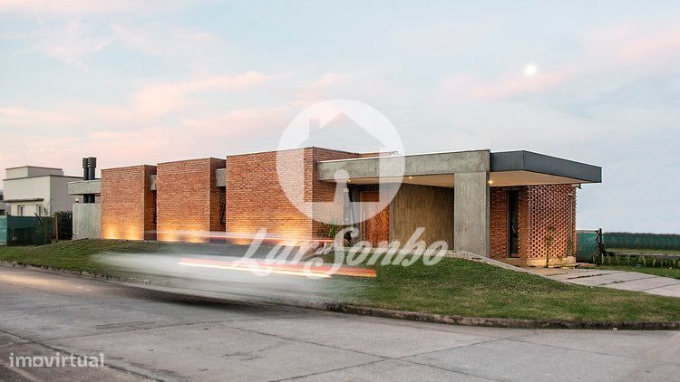 Terreno para construção de moradia individual c/ 1.730m2 em Modivas...