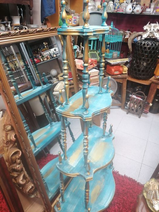 Estante em tons de azul e dourado