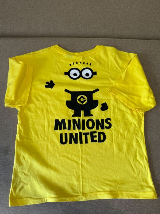 Яскрава футболка