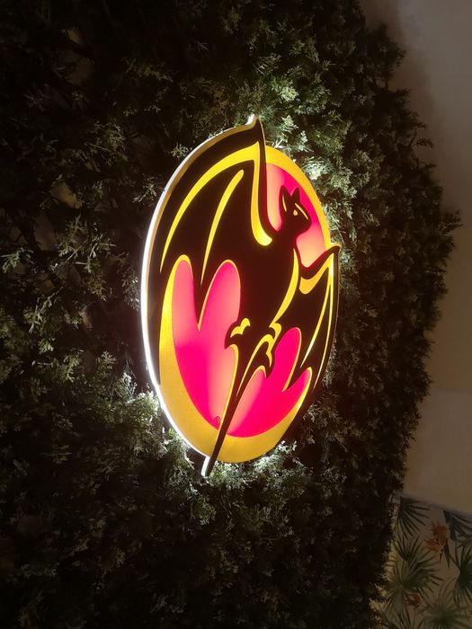Logo luminoso Bacardi