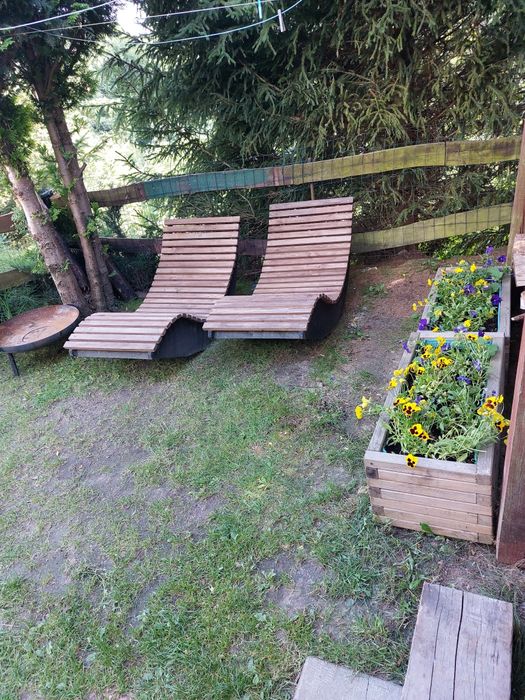 Zielony domek nad jeziorem