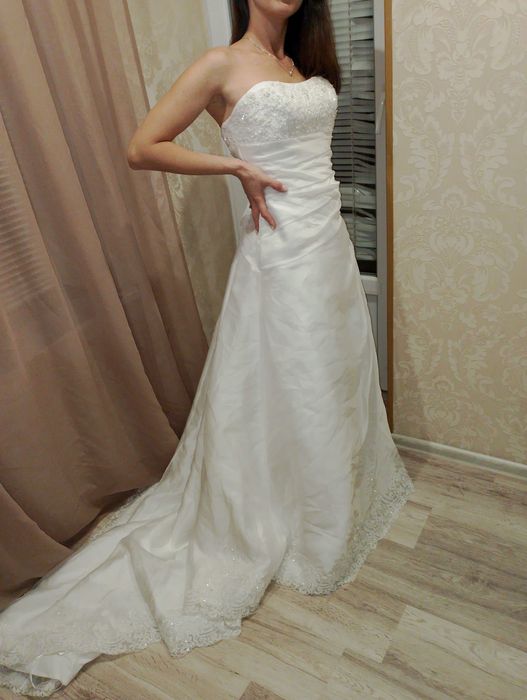 Весільна сукня зі шлейфом