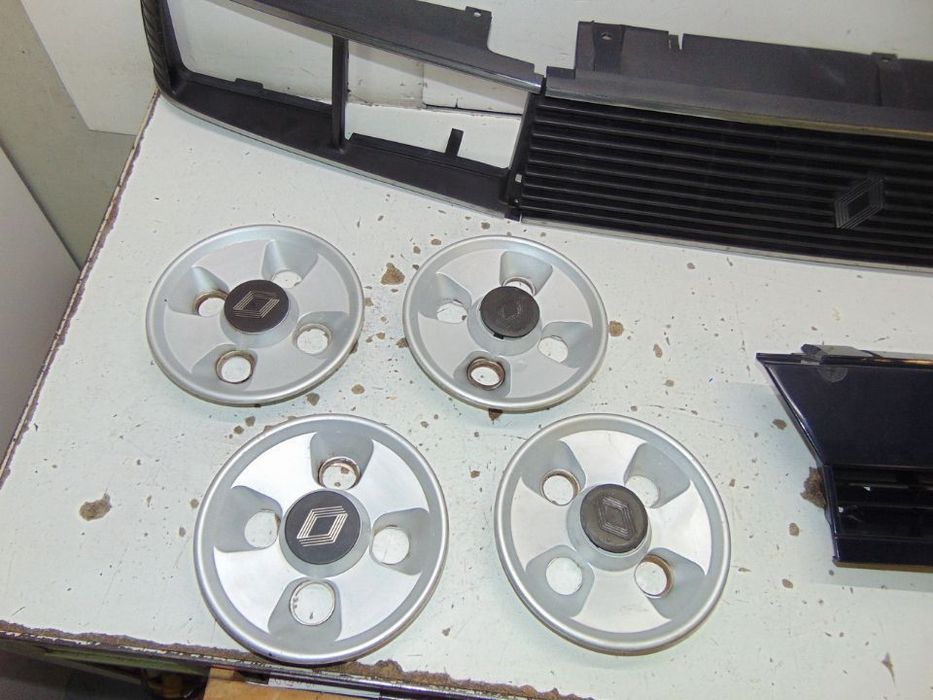 Renault 9 grelhas dos faróis e + peças