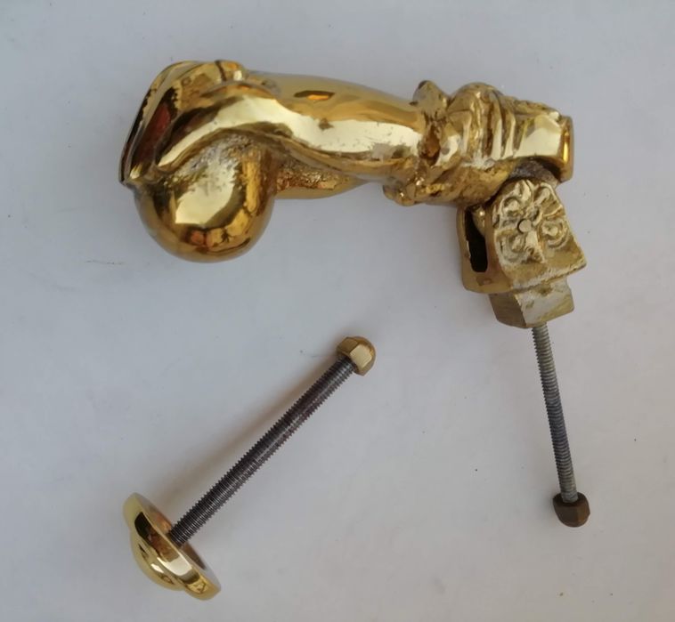 Batente em forma de mão em bronze antigo