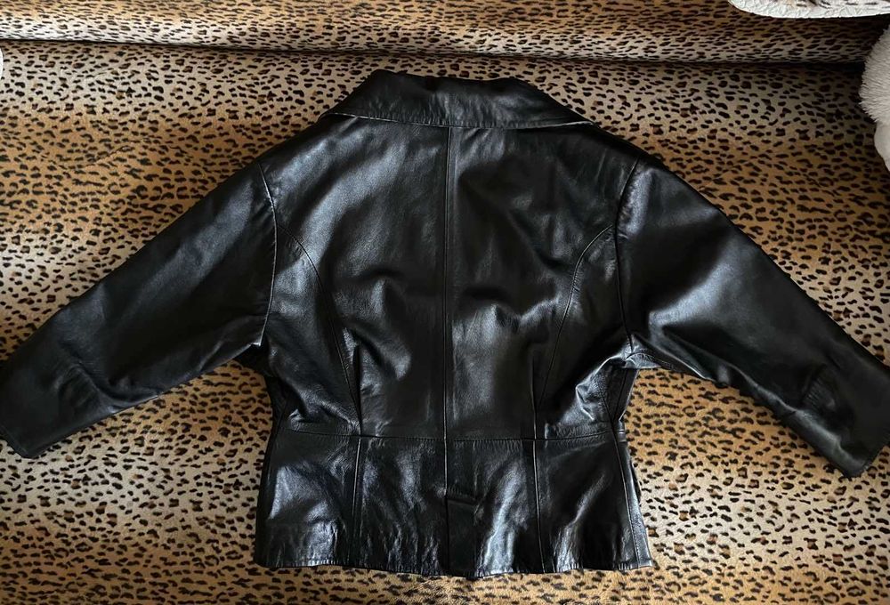 Шкіряний піджак. Дуже красива, нестандартна і водночас комфортна річ.