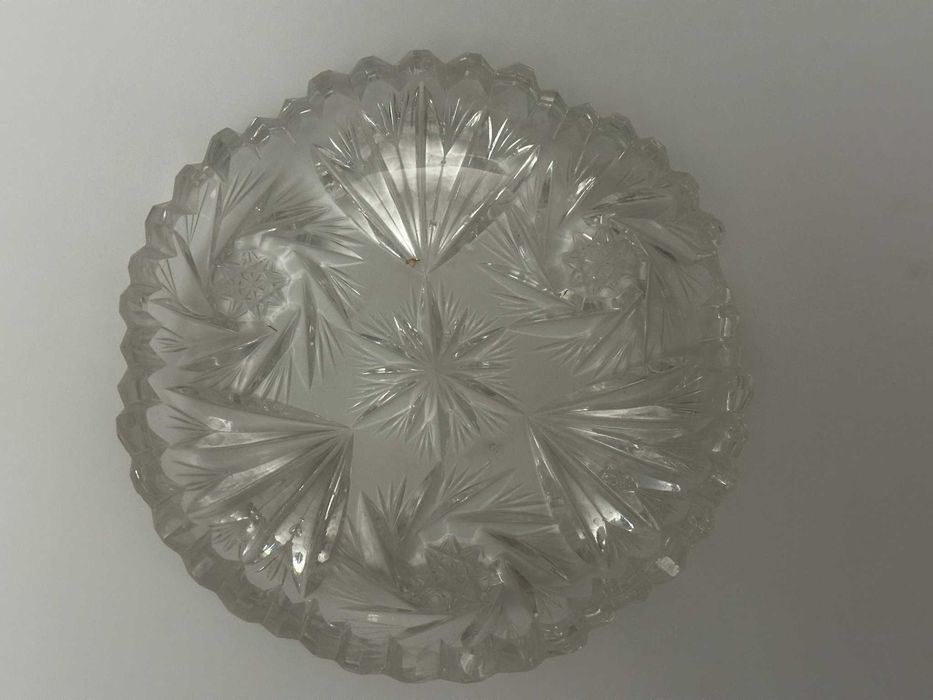 Zestaw dwóch kryształowych talerzyków deserowych o bogatym wzorze