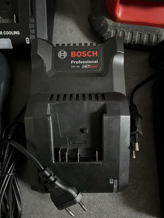 Зарядки, зарядні пристрої Bosch Мілвауке фестол