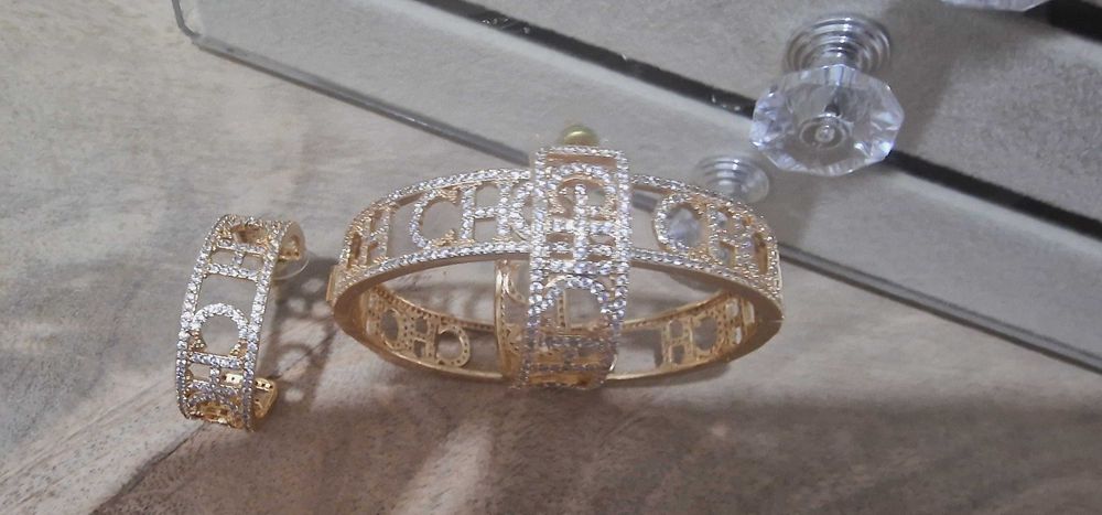 Conjunto pulseira e argolas CH