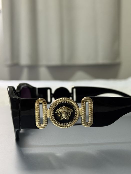 Óculos de Sol Versace Preto com Detalhes Dourados