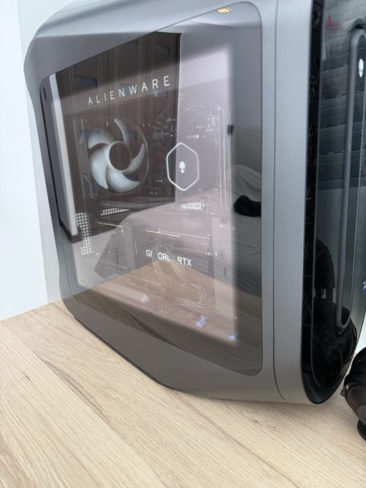 PC Alienware R13 com monitor e periféricos